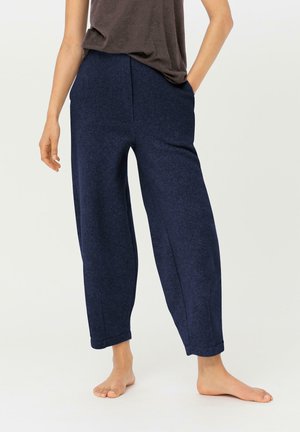Marineblau, weite Hose aus weichem Stoff, mit strukturiertem Design und Seitentaschen, kombiniert mit einem braunen Oberteil.