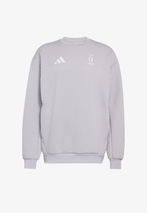 Sudadera de cuello redondo gris claro con textura, con el logo de Adidas en el pecho derecho y el emblema del Equipo Olímpico en el pecho izquierdo.