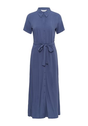 Longue robe chemise bleue à boutons, manches courtes, col et ceinture en tissu nouée à la taille.