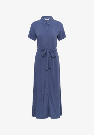 Longue robe chemise bleue à boutons, manches courtes, col et ceinture en tissu nouée à la taille.
