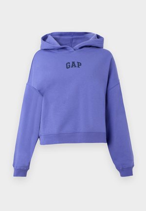 Paarse cropped hoodie met lange mouwen en een capuchon, met het "GAP" logo in het zwart gedrukt op de borst.