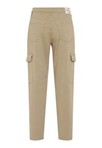 Pantalon cargo beige avec poches arrière, poches latérales à rabat, passants de ceinture et coupe droite, vu de dos.