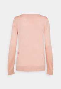 Růžový pletený svetr s dlouhými rukávy, kulatým výstřihem a žebrovaným lemem. Hladká textura s měkkým a lehkým pocitem.