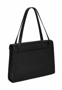 Borsa a tracolla nera in pelle con texture liscia, forma rettangolare e due manici lunghi; presenta una tasca frontale piatta e hardware minimal.