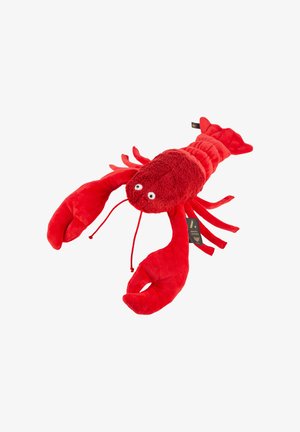 Heller roter Plüschhummer-Spielzeug mit großen Scheren, Cartoon-Augen und mehreren Beinen, auf einem weißen Hintergrund liegend.