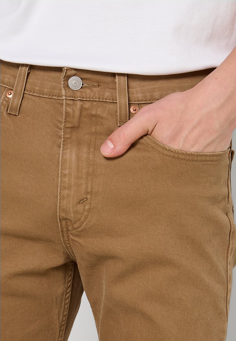 Pantaloni khaki in twill di cotone con taglio dritto, dotati di chiusura a bottone metallico, passanti per cintura e una tasca laterale.