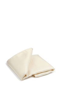 Crèmegekleurde gevouwen stof met een gestructureerde textuur, met omgezoomde randen en een gladde afwerking, geschikt voor verschillende textile toepassingen.