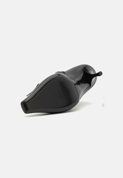 Pantofii cu toc înalt negri, având un exterior din piele netedă, vârful ascuțit și un toc conic, cu o branduire subtilă pe talpă.