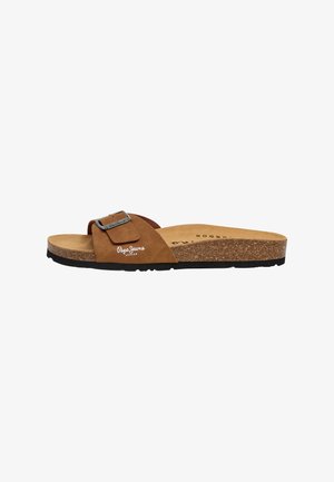Bruine suède slippersandaal met kurken zool, verstelbare metalen gespsluiting en "Pepe Jeans London" logo aan de zijkant.