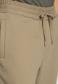 ARKET Calças de fato de treino - khaki green