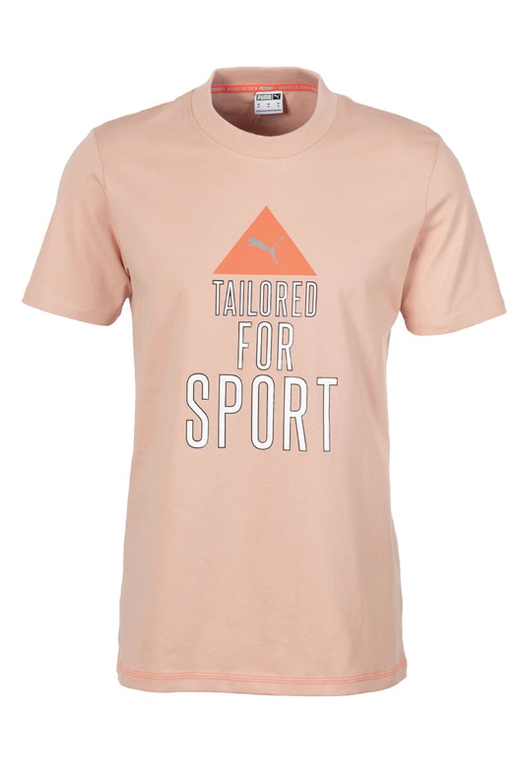 Heledane roosa lühikeste varrukatega T-särk, mis on valmistatud puuvillast. Omab ümberlõigatud kaelust ja graafilist trükist, millel on kiri "TELLITUD SPORTIKS" ning kolmnurkne logo.