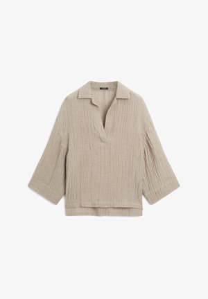 Hellbeige Leinenbluse mit einer strukturierten, knitterigen Oberfläche, einem scharfen Kragen und Dreiviertelärmeln. Sie hat einen lässigen Schnitt und einen V-Ausschnitt.