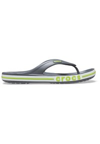 Tongs Crocs gris et citron vert avec une sangle et une semelle à logo, dotées d'une semelle intérieure texturée et d'une semelle intermédiaire rembourrée pour un usage décontracté.