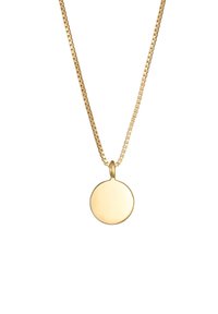 Guldtonet halskæde med en flad, cirkulær vedhæng. Kæden har firkantede led, der skaber en glat, reflekterende overflade.