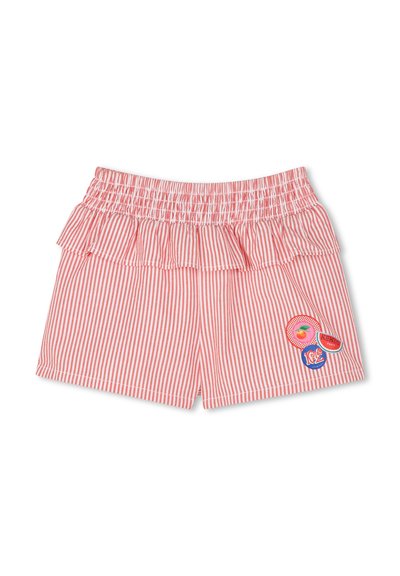 Rood-witte gestreepte shorts met een ruches tailleband. Kenmerkt zich door kleurrijke patches: een perzik en tekstaccenten. Zacht materiaal, casual ontwerp.