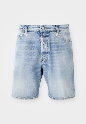 Hellblaue Jeansshorts mit lockerem Schnitt, ausgefranstem Saum und Fünf-Taschen-Design. Mit einem vorderen Knopfverschluss und einem Markenetikett am Bund.