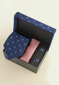 Geschenkbox mit einer marineblauen Krawatte mit Blumenmuster, einer einfarbigen pinken Krawatte und passenden navyblauen Manschettenknöpfen mit Blumenmuster.