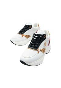 Sneakers bianchi con lacci e dettagli neri, caratterizzati da un motivo dorato texturizzato sui lati e una suola rotonda. Inclusi occhielli dorati.
