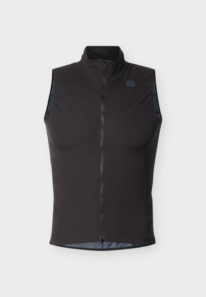 Črni brezrokavnik z zadrgo in stoječim ovratnikom ter majhnim odsevnim logotipom na levi strani prsnega koša, prikazan na belem ozadju.