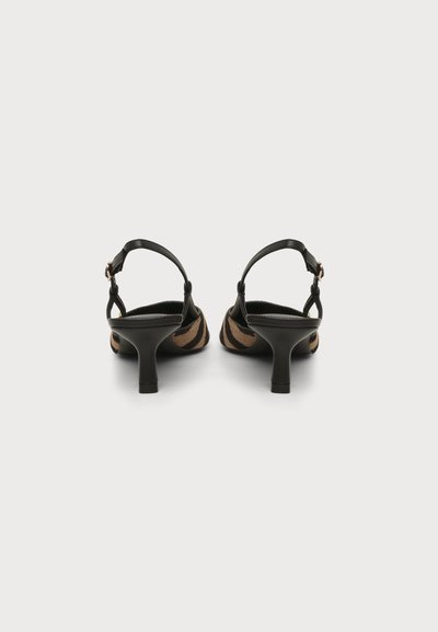 Ζευγάρι μαύρα slingback παπούτσια με kitten heel και λεοπάρ σχέδιο στην περιοχή των δαχτύλων, από πίσω σε λευκό φόντο.
