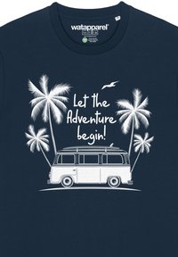 Marine T-shirt met witte grafische afbeelding van een vintage bus, palmbomen en de tekst "Laat het avontuur beginnen!" in een speelse letterstijl.