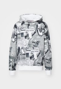 Huppari mustana ja valkoisena, jossa on kollaasipainatus, jossa on lenkkarit, kartat ja hahmot. Resorit hihansuissa ja helmassa, sisäpuoli valkoisella kontrastilla.