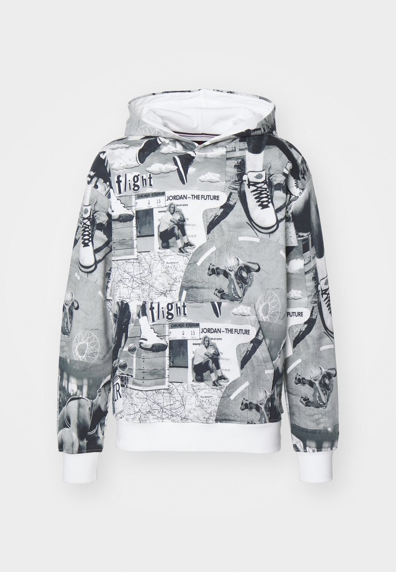 Huppari mustana ja valkoisena, jossa on kollaasipainatus, jossa on lenkkarit, kartat ja hahmot. Resorit hihansuissa ja helmassa, sisäpuoli valkoisella kontrastilla.