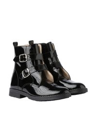 Botas de tobillo de charol negro con dobles correas de hebilla plateada y tacones bajos, mostradas lado a lado sobre un fondo blanco.