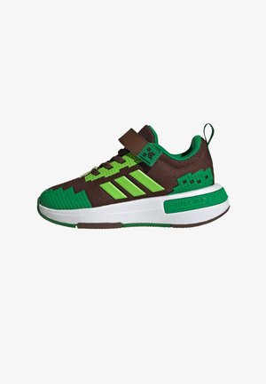 Grüne und braune Sneakers mit einem strukturierten Design, ausgestattet mit drei grünen Streifen, einem Klettverschluss und Minecraft-Blockakzenten auf der Sohle.