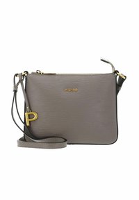 Sac bandoulière gris texturé avec fermeture éclair, garnitures dorées et une bandoulière amovible. Présente un logo de marque embossé et un détail d'accentuation.