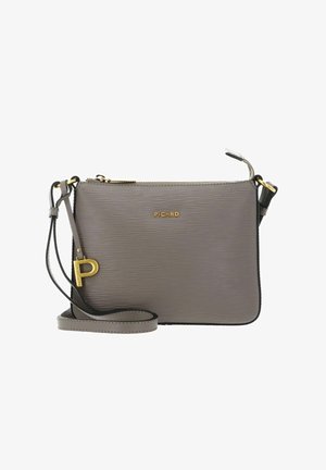 Sac bandoulière gris texturé avec fermeture éclair, garnitures dorées et une bandoulière amovible. Présente un logo de marque embossé et un détail d'accentuation.