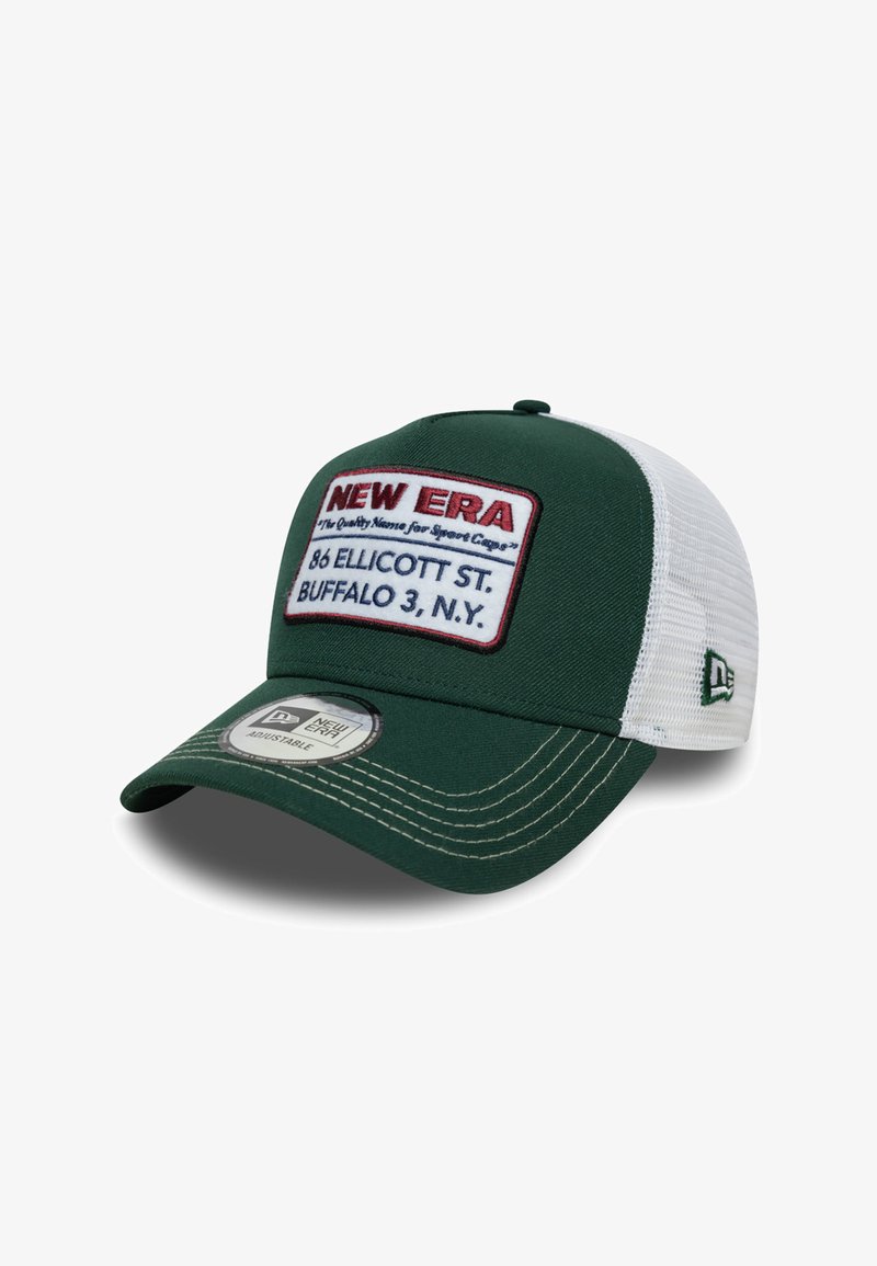 Grüne und weiße Trucker-Cap mit strukturiertem Design, ausgestattet mit einem rechteckigen gestickten Patch, der "NEW ERA" und Adressdetails zeigt.
