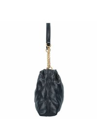 Borsa nera in pelle con pattern trapuntato, dettagli in catena e tracolla. Forma arrotondata con parte superiore raccolta. Texture liscia e dettagli hardware lucidi.