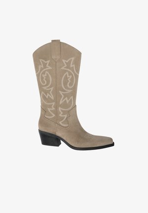 Beige mokkanahkainen cowboy-saapas, jossa on valkoiset koristeompeleet, terävä kärki, keskipitkä pino korko ja vetolenkki yläosassa.