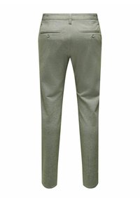 Vue arrière d'un pantalon gris slim-fit avec passants de ceinture et deux poches passepoilées à boutons au dos.