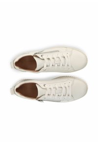 Weiße Leder-Sneaker mit glatter Textur, ausgestattet mit Schnürsenkeln, einem seitlichen Reißverschluss und einer strukturierten Gummisohle. Keine sichtbaren Muster oder Akzente.