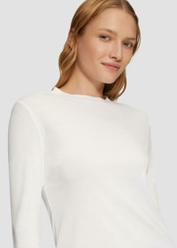 Wit langemouwen top gemaakt van zachte, gladde stof met een ronde hals en een slimfit ontwerp, met minimale naden en een elegante uitstraling.