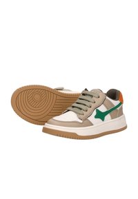 Casual sneakers met een bovenwerk van wit leer, beige en groene accenten, een stoffen tong, groen logo en een rubberen zool met gestructureerd profiel.
