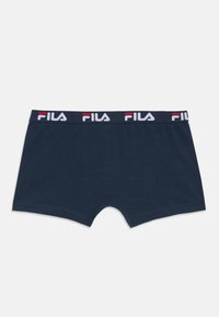 Bóxer de algodón azul marino con una suave cinturilla elástica que presenta el logo de Fila en blanco y rojo. Textura suave, longitud hasta mitad del muslo.