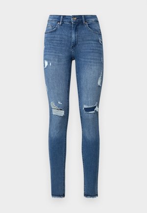 Közepes kék denim skinny farmer, kopott részletekkel, rojtos szegésekkel és elülső zsebekkel. Cipzáros és gombos záródással rendelkezik.