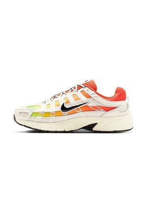 Baskets blanches avec le logo Nike noir, détails en mesh orange et jaune, et semelle rembourrée, vues de côté.