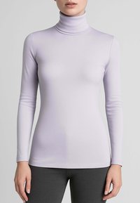 Maglione turtleneck a maniche lunghe in lavanda, realizzato in un tessuto elasticizzato, con un design aderente e una texture morbida, caratterizzato da un collo alto e spalle senza cuciture.
