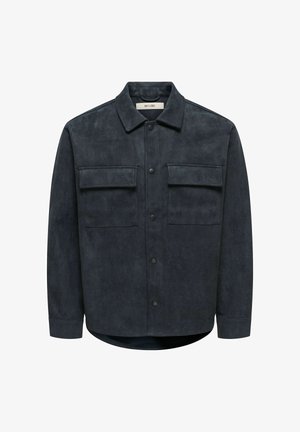 Chaqueta tipo camisa de ante azul oscuro con dos bolsillos en el pecho, cierre de botones y cuello con solapa, con un dobladillo redondeado.