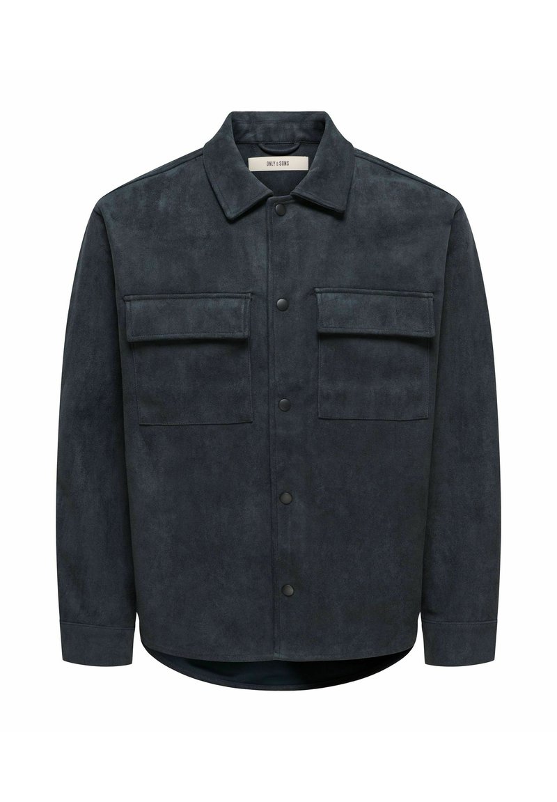 Giacca camicia in pelle scamosciata blu scuro con due tasche sul petto, chiusura con bottoni e collo con bordi arrotondati.