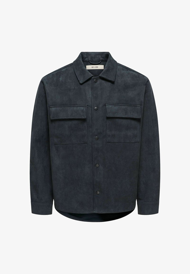 Giacca camicia in pelle scamosciata blu scuro con due tasche sul petto, chiusura con bottoni e collo con bordi arrotondati.