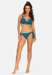 Niebieski bikini składający się z usztywnianego topu z detalem w postaci wiązania oraz dopasowanych majtek o niskim stanie. Gładki, elastyczny materiał w jednolitym kolorze.