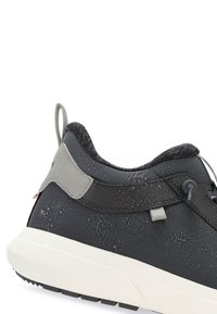 Černé voděodolné tenisky s šedými akcenty, texturovaným svrškem a bílou gumovou podrážkou. Mají poutko na patě a zaoblený design podpatku.