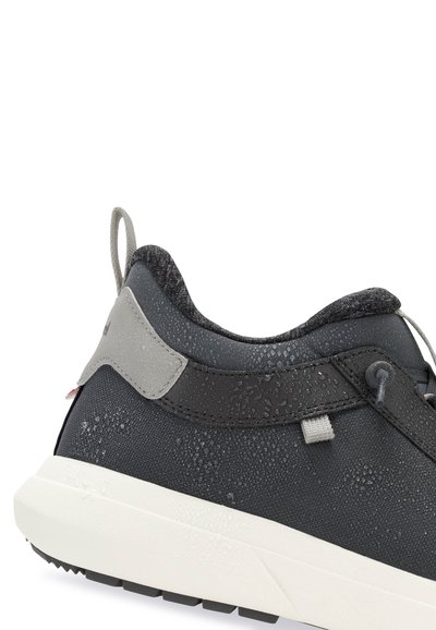 Černé voděodolné tenisky s šedými akcenty, texturovaným svrškem a bílou gumovou podrážkou. Mají poutko na patě a zaoblený design podpatku.