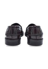 Scarpe da uomo in pelle marrone con una finitura lucida, caratterizzate da una forma arrotondata, dettagli di cucitura e un tacco basso nero.