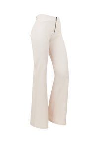 Pantalon évasé beige en tissu lisse et extensible ; présente une fermeture éclair à l'arrière et des coutures minimalistes.